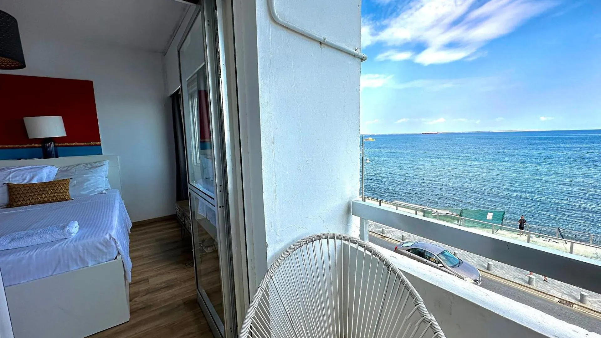 2Br Seafront Apt In City Center With Community Pool Larnaca